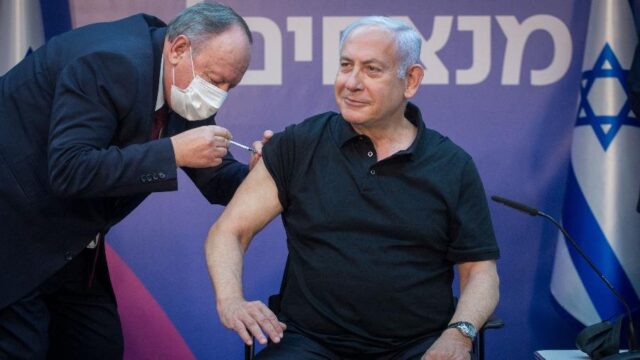primeiro-ministro-de-israel-benjamin-netanyahu-recebe-segunda-dose-da-vacina-da-pfizer-1610642306746_v2_900x506