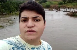Jovem comemora cheia em riacho na zona rural de Coremas. Vídeo