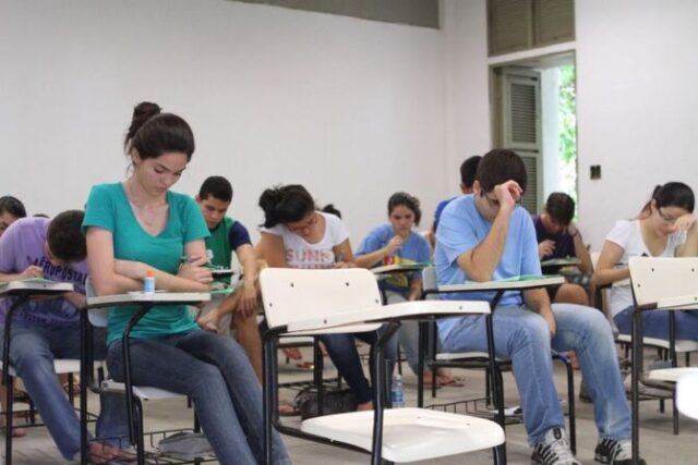 concurso-estudantes-sala-de-aula