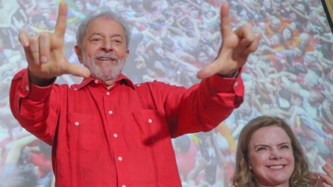 14nov2019---o-ex-presidente-luiz-inacio-lula-da-silva-e-a-presidente-nacional-do-pt-deputada-federal-gleisi-hoffmann-pr-em-salvador-1574426088971_v2_900x506