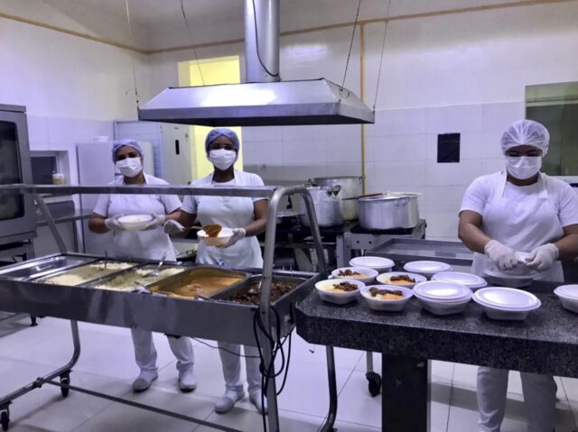 As refeições também são servidas no refeitório da unidade