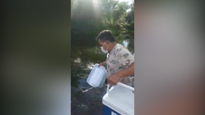 técnico-de-enfermagem-atravessando-rio-para-aplicar-vacina