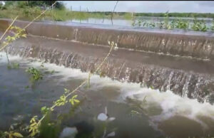 Açude das Craibeiras amanhece transbordando, levando água para o Açude do Jatobá, em Patos. Vídeo