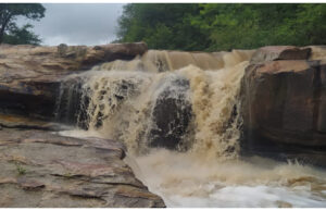 Mais um espetáculo na Cachoeira dos Batentes, em Mãe D’água. Vídeos