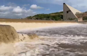 Barragem de Oiticica, em Jucurutu, em cheia desde ontem. Vídeo