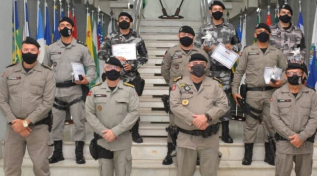 policiais