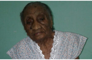 Dona Maria Carolina, do Sítio Maria Paz, em São José de Espinharas, faz 104 anos de idade