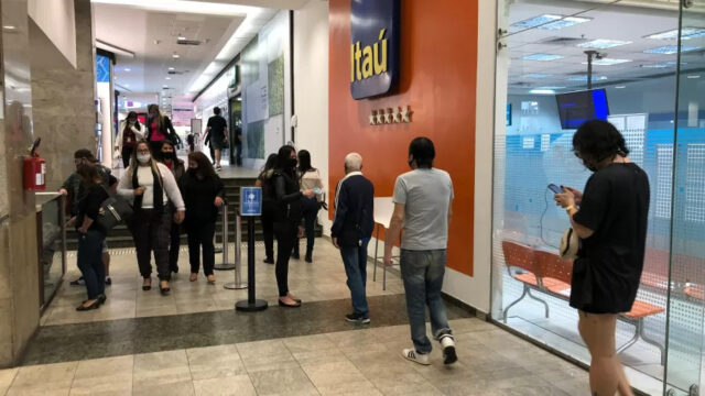 25mai2021-pessoas-fazem-fila-para-medicao-de-temperatura-em-shopping-em-sao-paulo-1621980094359_v2_9
