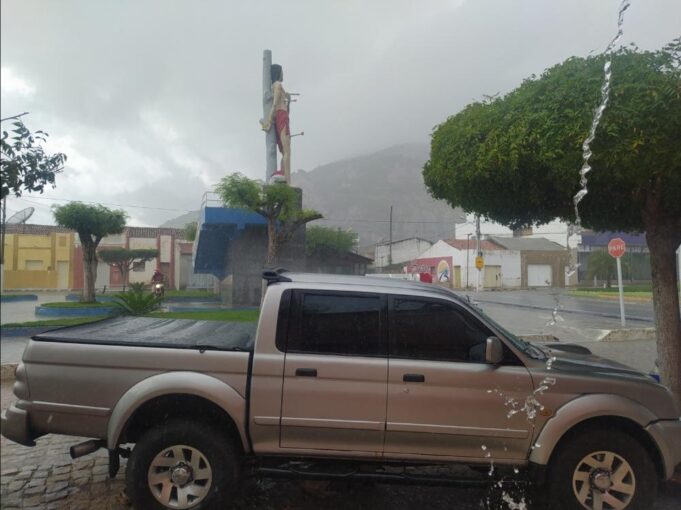 Chuva em Catingueira (Foto: divulgação/A Tribuna do Sertão)