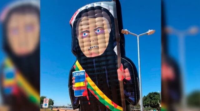 Pixuleco-de-Bolsonaro-fantasiado-de-morte-e-erguido-na-Esplanada