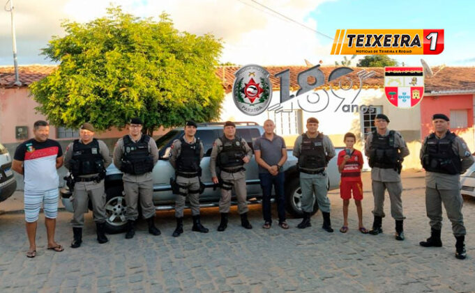 Policias-doam-celular-para-crianca-estudar