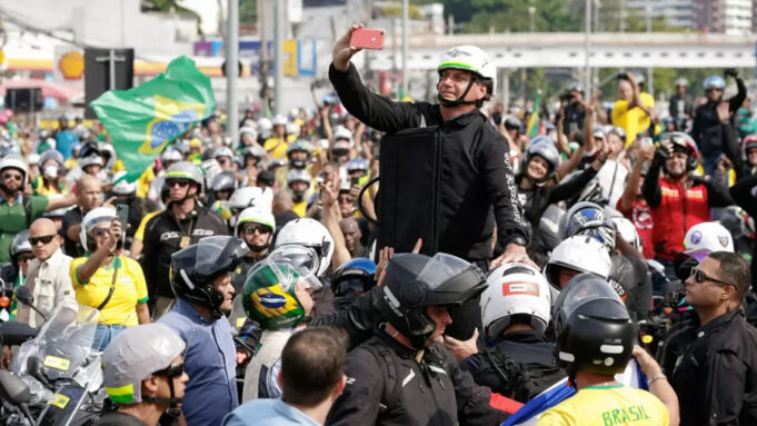 23mai2021-presidente-jair-bolsonaro-durante-passeio-de-moto-na-cidade-do-rio-de-janeiro-162258376173