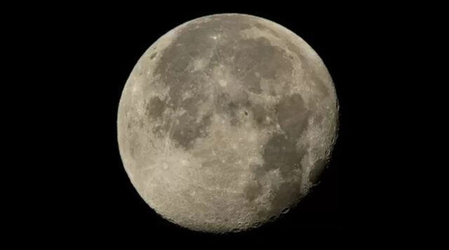 2ago2015-procure-wally-a-nasa-divulgou-uma-foto-da-lua-em-que-a-silhueta-da-estacao-espacial-interna