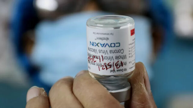 profissional-de-saude-se-prepara-para-imunizar-um-homem-com-uma-dose-da-vacina-contra-o-coronavirus-