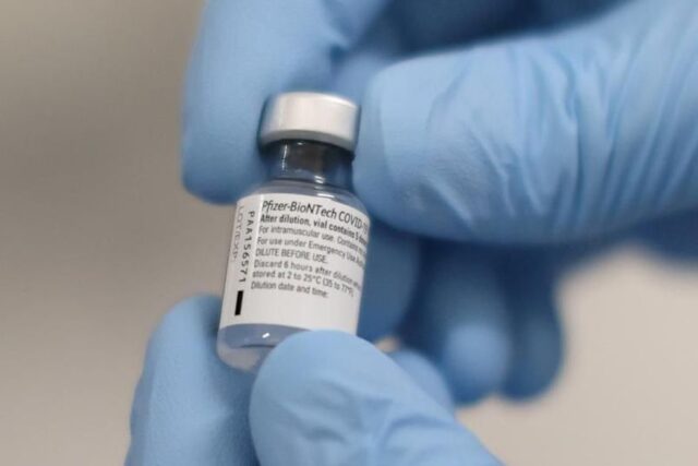 frasco-com-vacina-contra-covid-19-da-pfizerbiontech-em-hospital-da-irlanda