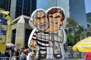 12set2021-na-avenida-paulista-manifestantes-levam-boneco-inflavel-do-ex-presidente-luiz-inacio-lula-