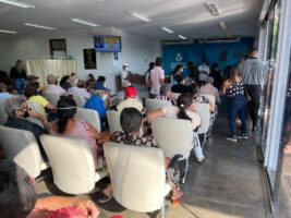 Os pacientes aguardando a chamada na recepcao do Hospital do Bem