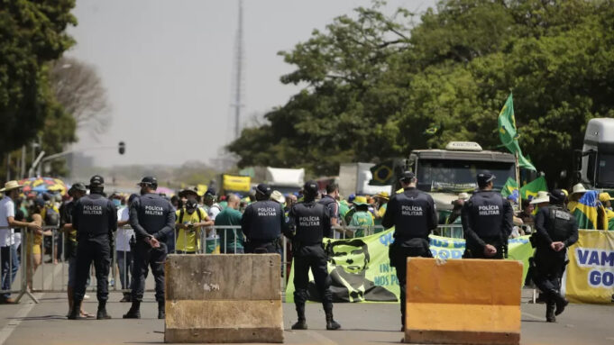 um-grupo-de-caminhoneiros-presentes-na-esplanada-dos-ministerios-em-brasilia-se-manifesta-a-favor-do