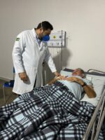 Dr. Wostenildo Crispim em visita a um paciente do Hospital do Bem