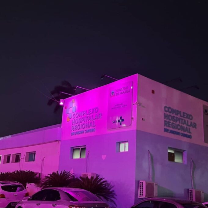 O Complexo de Patos exibe na fachada as cores do Outubro Rosa