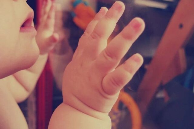 crianca_mao_boca_bebe_foto_pixabay-2
