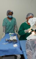 Os oftalmologistas Sidney Toscano Manoel Frazao e Daniel Medeiros sao os responsaveis pelos procedimentos