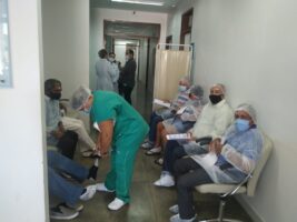 Os pacientes sendo preparados para o procedimento