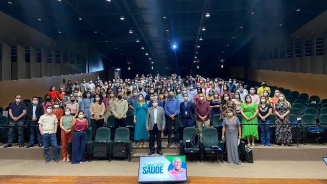 O governador João Azevêdo e sua equipe de saúde e gestores das unidades