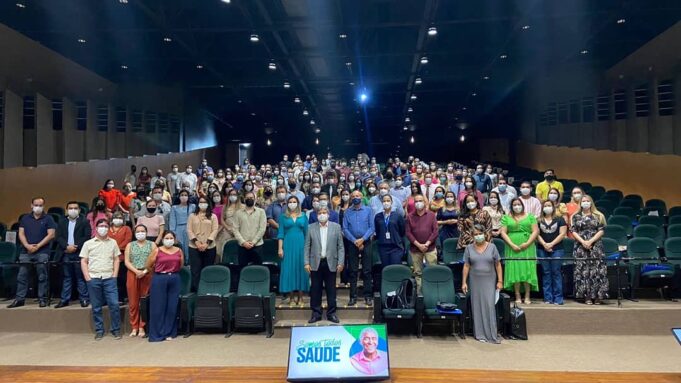 O governador João Azevêdo e sua equipe de saúde e gestores das unidades