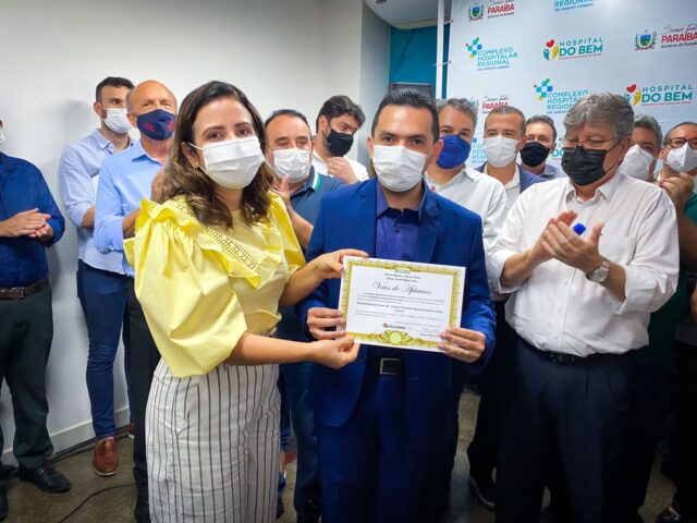 Pollyanna Dutra entrega Voto de Aplauso ao diretor do Complexo, Francisco Guedes sob olhar do governador João Azevêdo