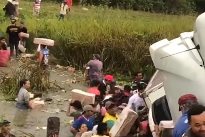 caminhao_tombado_uirauna