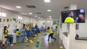 Um dos ambientes do hospital durante a transmissao do jogo do Brasil