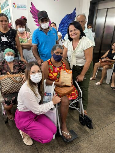 Paciente em tratamento que foi homenageada pela passagem do Dia das Maes