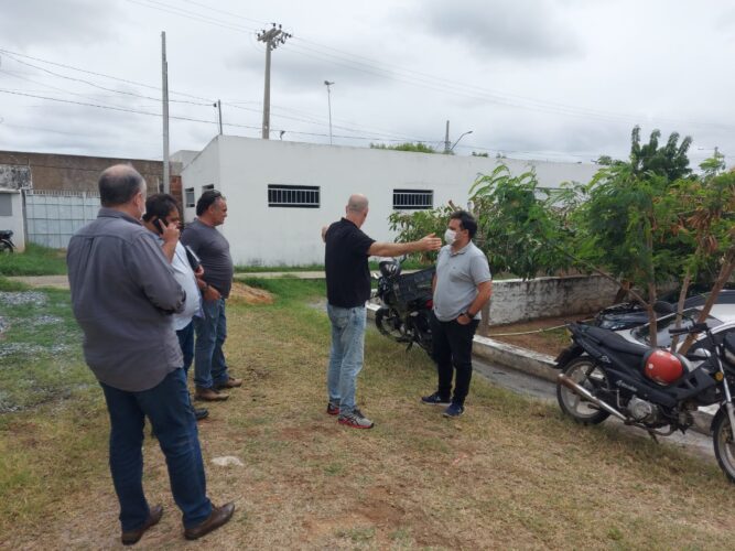 Tecnicos e representantes do Projeto AMAR durante vistoria tecnica no Hospital de Patos