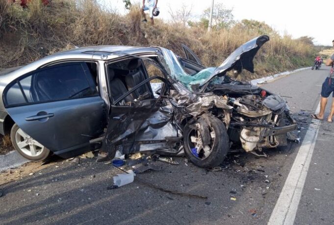 Acidente envolveu dois carros na BR-230 (Foto: Ângelo Lima/reprodução)