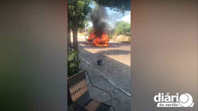 Após a retirada da mulher de dentro do carro, as chamas tomaram conta do veículo (Foto: print de tela)