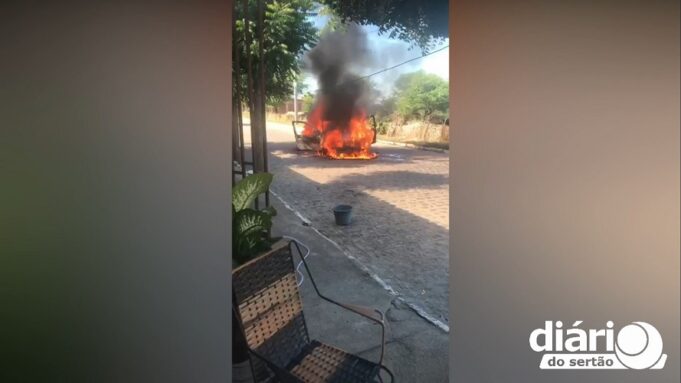 Após a retirada da mulher de dentro do carro, as chamas tomaram conta do veículo (Foto: print de tela)