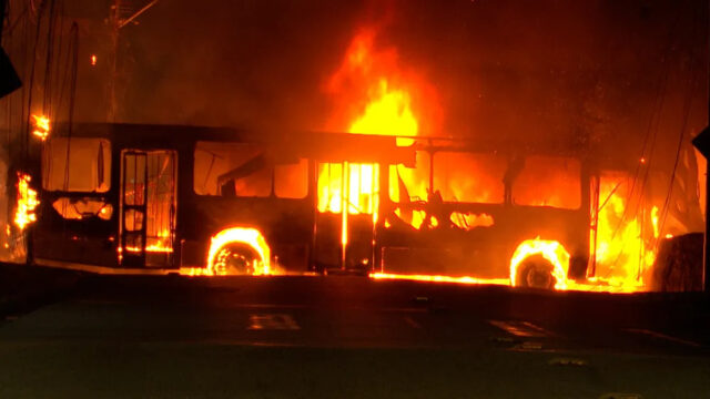 Ônibus ficou completamente destruído após ser incendiado com passageiros e motorista dentro, em João Pessoa — Foto: reprodução/TV Cabo Branco