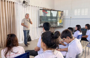 Arte urbana em destaque: Artista de Patos leva criatividade às escolas