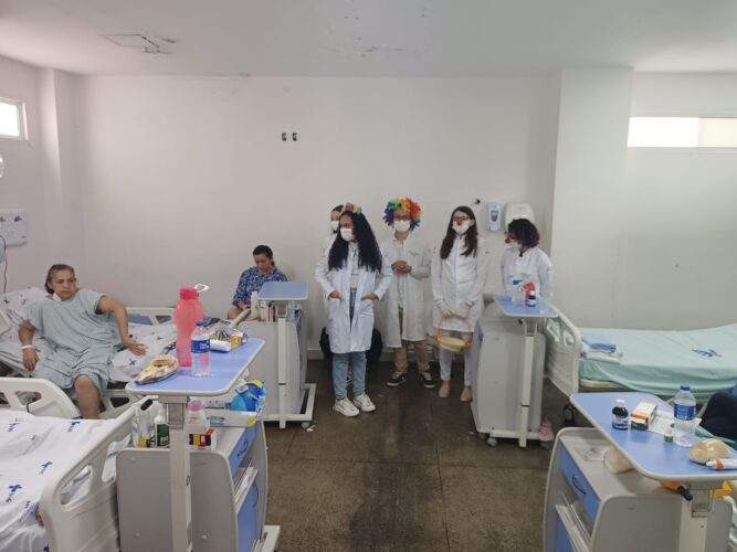 As alunas durante uma das visitas as enfermarias do hospital de Patos