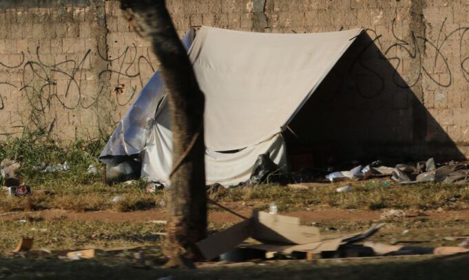 Pessoas em situação de rua acampadas pelo Plano Piloto de Brasília