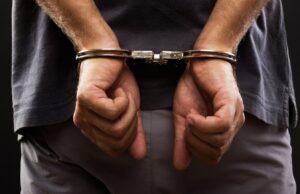 Polícia Militar cumpre mandado de prisão após indivíduo tentar ocultar identidade em Patos