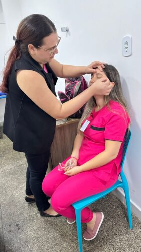 Uma das atividades do evento em homenagem a mulher foi a sessao de maquiagem