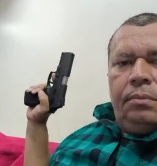 Antônio do Egito Vice-prefeito de Catende, Antônio do Egito, aparece em vídeo disparando arma de fogo contra parede de sua própria casa (reprodução/redes sociais)