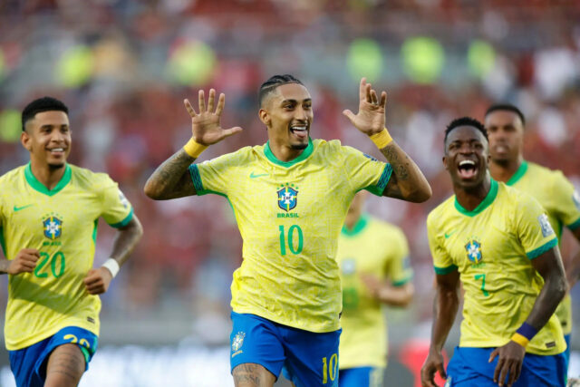 Raphinha-comemora-gol-marcado-pelo-Brasil-contra-a-Venezuela-pelas-Eliminatorias-1920x1280