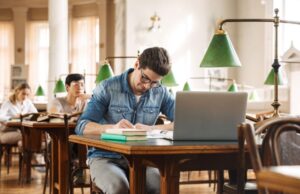 Qual faculdade dura 2 anos?