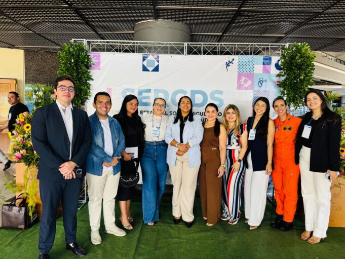 Francisco-Guedes-com-equipe-do-hospital-e-com-integrantes-da-SES