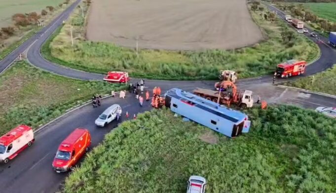 pelo-menos-4-passageiros-morrem-em-acidente-de-onibus-na-mg-223-em-araguari