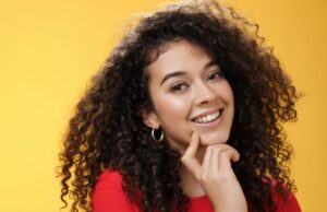 Cachos em destaque: 5 penteados versáteis conquistam espaço em festas e no dia a dia