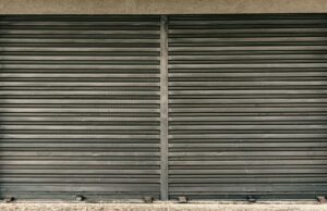 Comércio mais seguro: 4 soluções para proteger mercadorias fora do horário de funcionamento